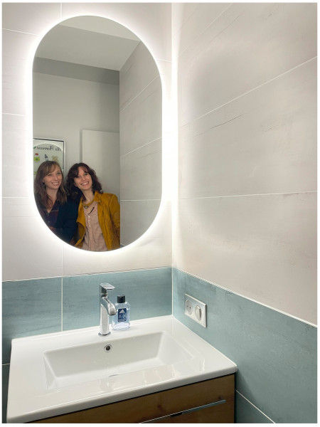 Adeline et Steffi miroir avec cadre blanc à Andouillé-Neuville